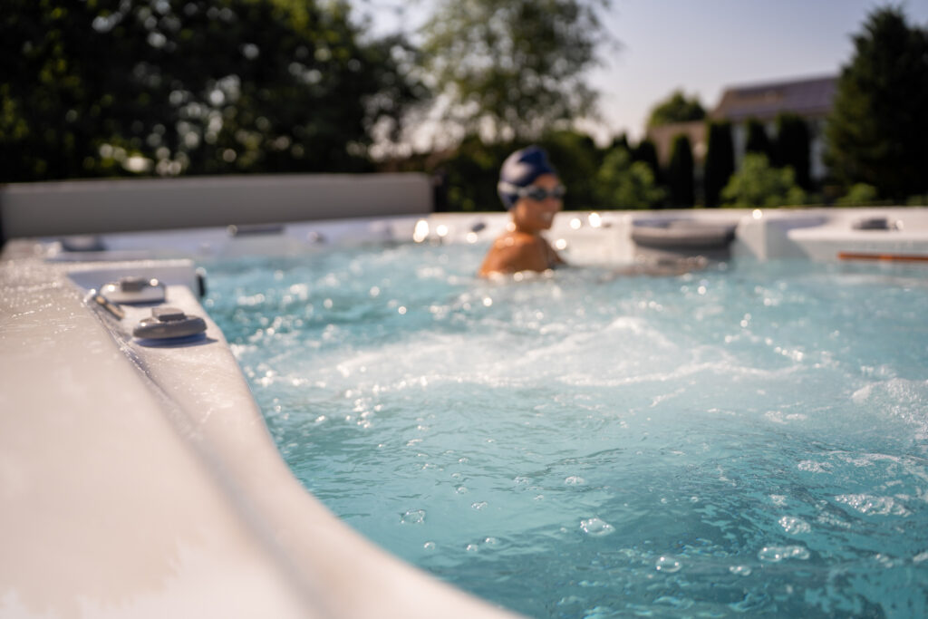 nageuse enceinte dans un spa
