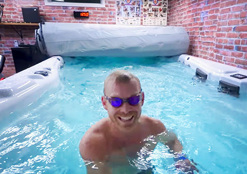 Taren Gesell nageant dans son spa h2x swim