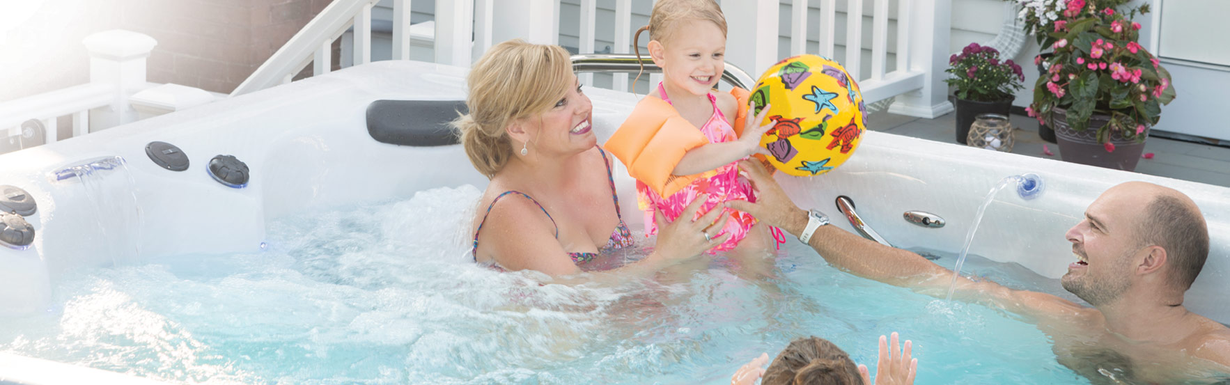 une famille profite d'un spa de nage h2x fitness de master spas