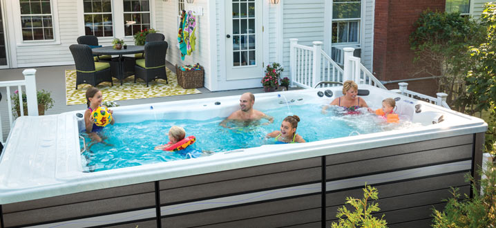 une famille entière profitant d'un spa de natation