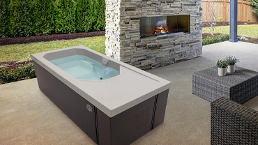 Bain froid H2X Renegade sur une terrasse extérieure