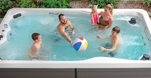 Oubliez l'installation d'une piscine, un spa de nage H2x peut vous permettre de passer de précieux moments en famille.
