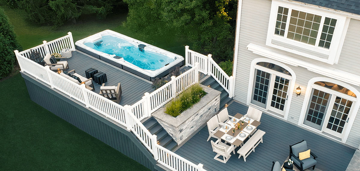 Spa de natation H2X Fitness entouré d'une terrasse.