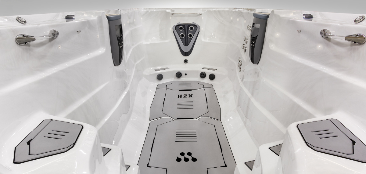 Vue intérieure d'un spa de nage sans eau, montrant la plaque d'injection Velocity.
