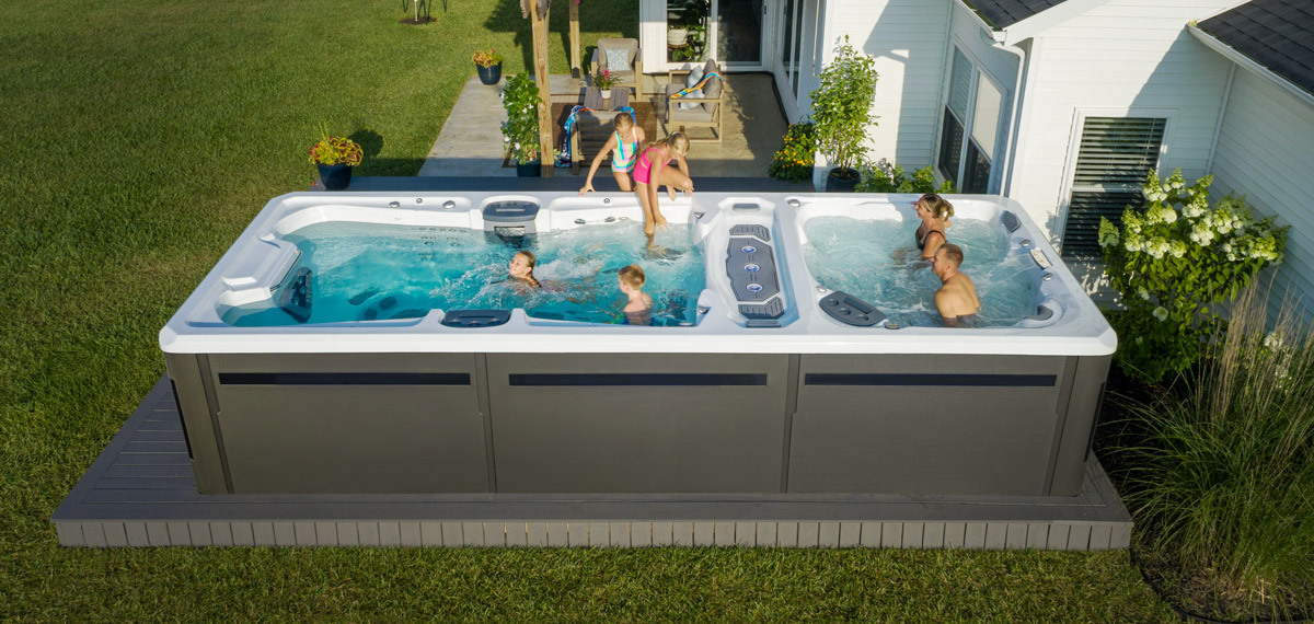 Une famille profitant d'un moment de détente dans un spa de nage.