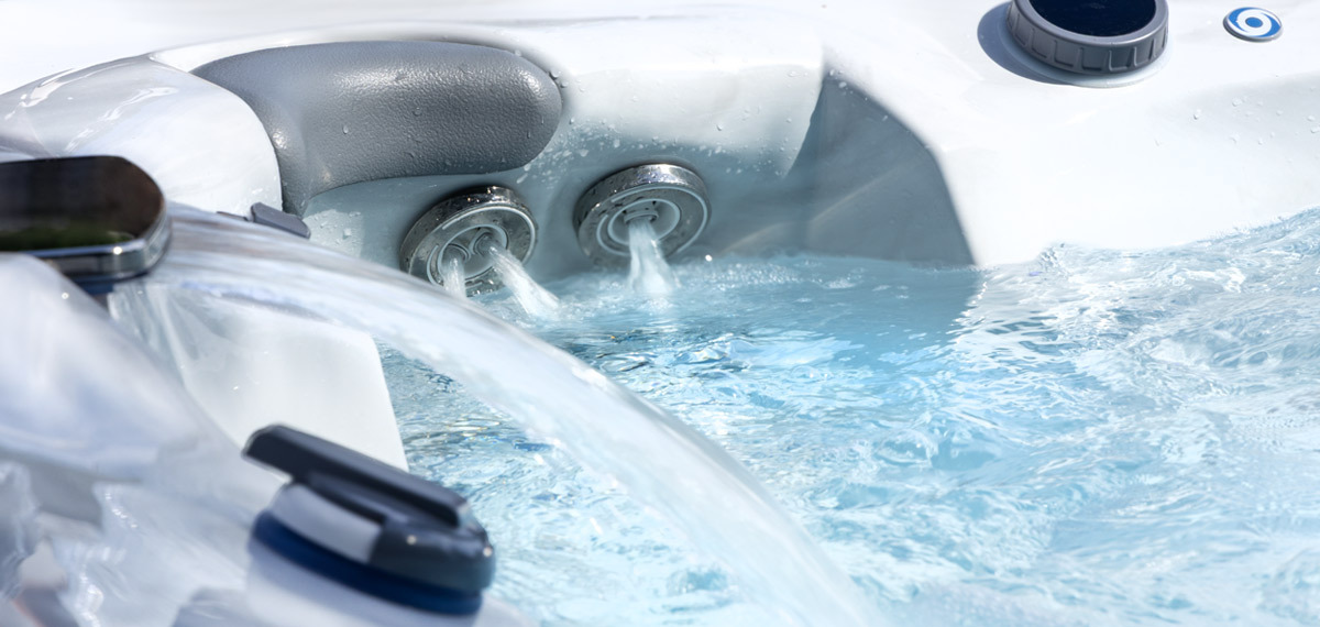 Une eau propre et limpide dans un spa de nage.