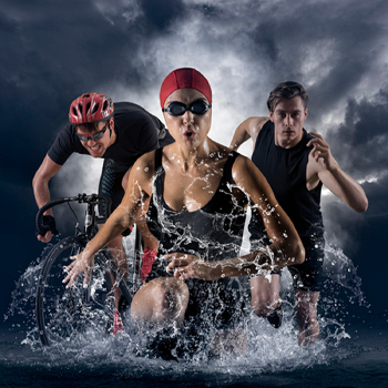 Des triathlètes qui courent et font du vélo.