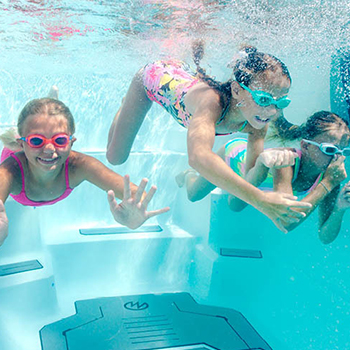 Des enfants sous l'eau.