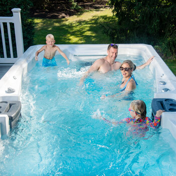 Une famille profitant d'un moment de convivialité dans un spa de nage.