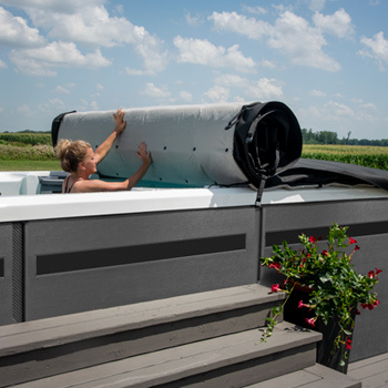 Système de protection à axe coulissant pour un spa de nage MasterSpas.