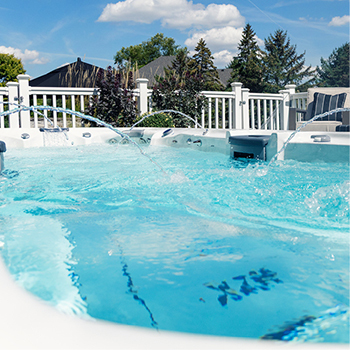 Éléments aquatiques à l'intérieur d'un spa de nage H2X de MasterSpas.