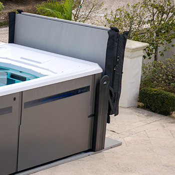 Dispositif de levage destiné à faciliter le soulèvement de la couverture d'un spa de nage.