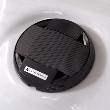 Enceinte du système audio Fusion Air installée sur un spa de nage.