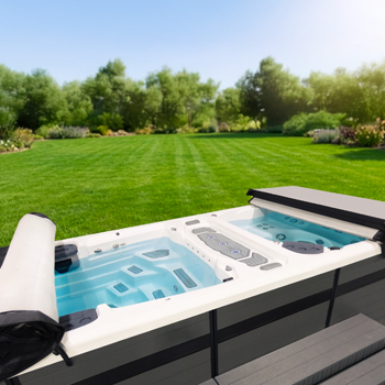Une couverture hybride pour spa de nage, illustrant deux parties distinctes de la couverture.
