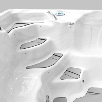 Système de revêtement de sol antidérapant et confortable au fond d'un spa de nage H2X.