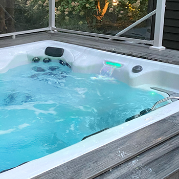 Éléments aquatiques à l'intérieur d'un spa de nage H2X de MasterSpas.