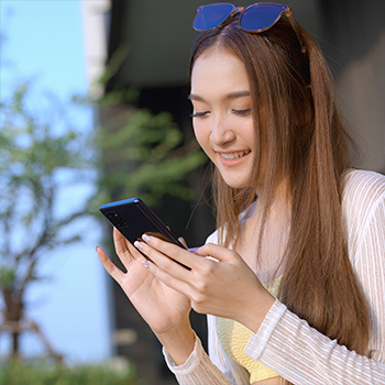 Une femme qui contrôle son spa de nage à l'aide de son téléphone.