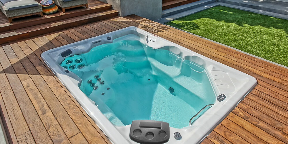 Intimité et espace de vie idéal dans votre jardin, agrémenté d'un spa de nage.