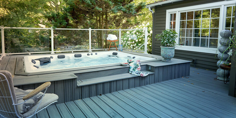 Un Therapool installé sur une terrasse dans un jardin.