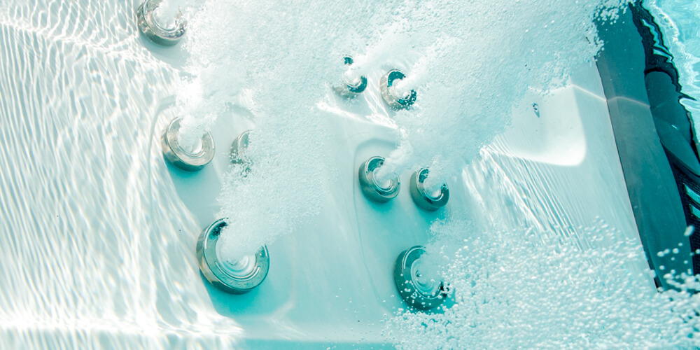Gros plan sur des jets d'eau sous l'eau.