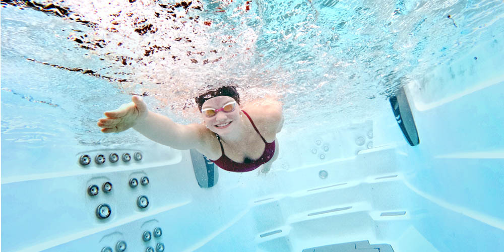 Photo sous-marine d'une femme en train de nager.