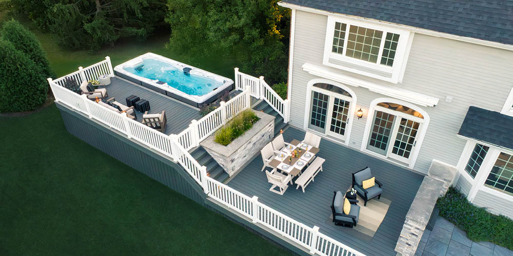Vue aérienne prise par un drone d'un spa de nage installé à côté d'une terrasse.