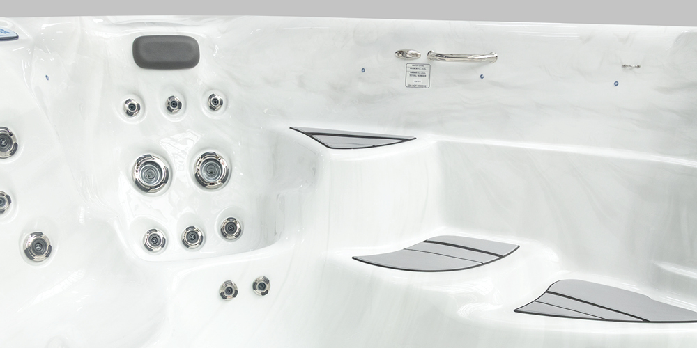 Jets et marches pour accéder à un spa de nage.