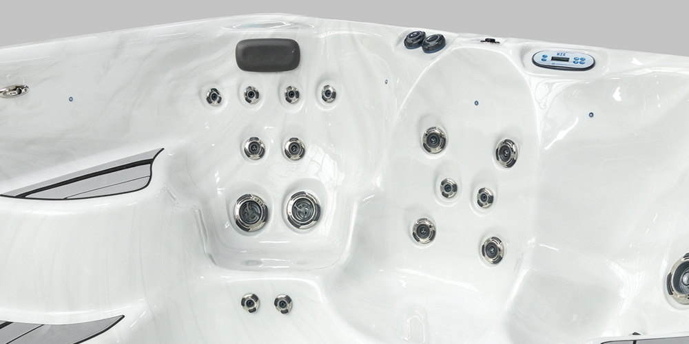 Jets, système de sol antidérapant « Comfort Floor » et panneau de commande dans un spa de nage.