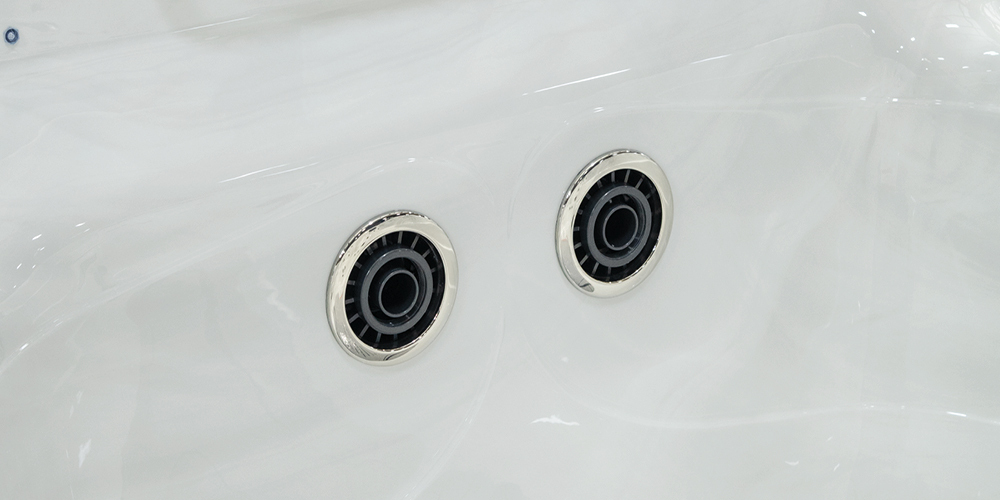 Jets à double débit pour spa de nage.