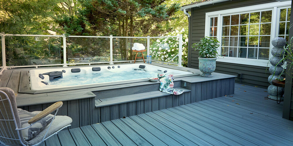 Spa de natation H2X Fitness intégré à la terrasse.