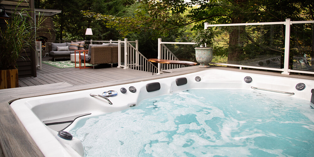 Spa de nage encastré dans une terrasse.