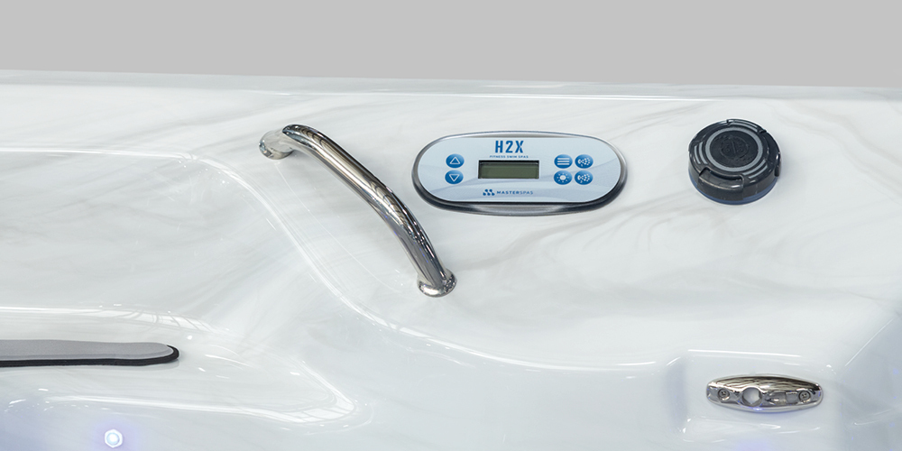 Gros plan sur le panneau de commande d'un spa de nage H2X.