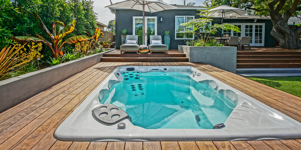 Piscine H2X Therapool D encastrée dans une terrasse.