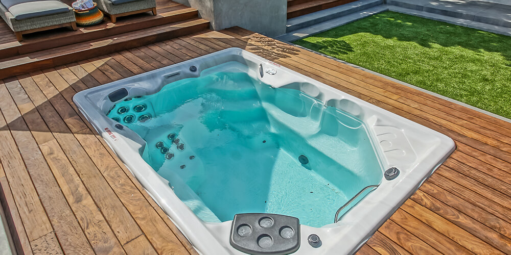 Spa de nage H2X Therapool D encastré dans une terrasse.