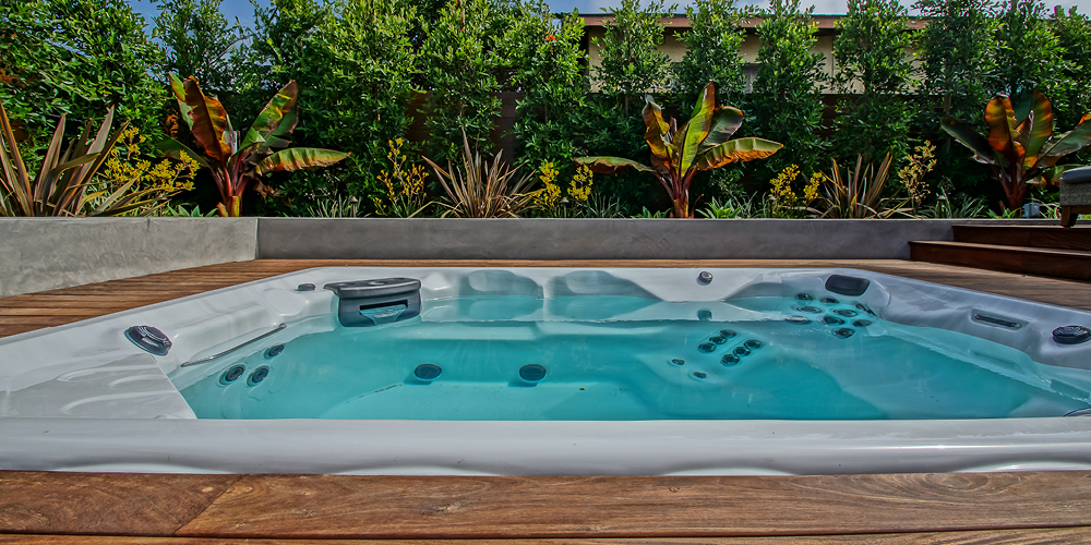 Gros plan sur un spa de nage installé sur une terrasse.