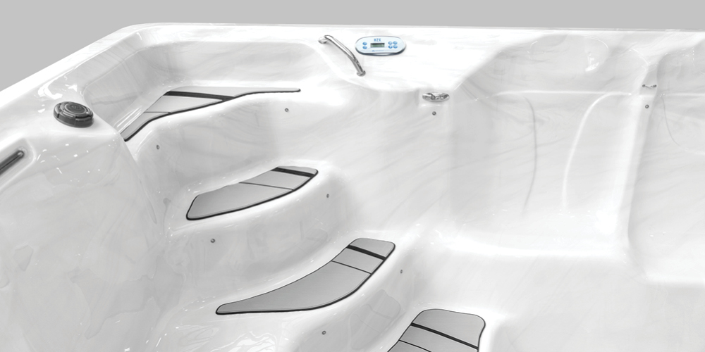 Marches de spa de nage équipées du système de revêtement antidérapant « Nonslip Comfort ».