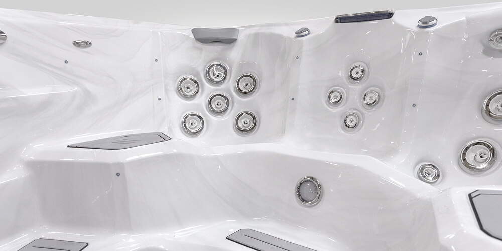 Vue de l'intérieur d'un spa de nage H2X Fitness sans eau, mettant l'accent sur les jets.