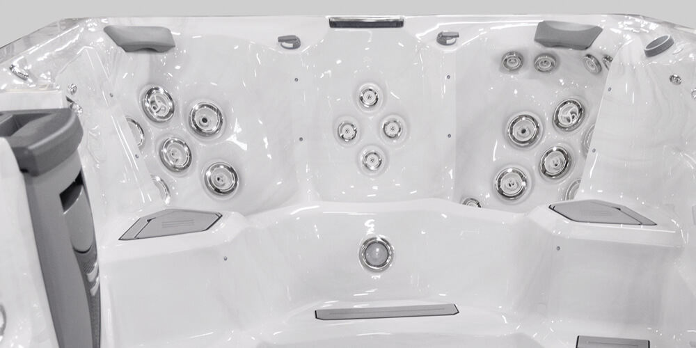 Vue de l'intérieur d'un spa de nage H2X Fitness sans eau, mettant l'accent sur les jets.