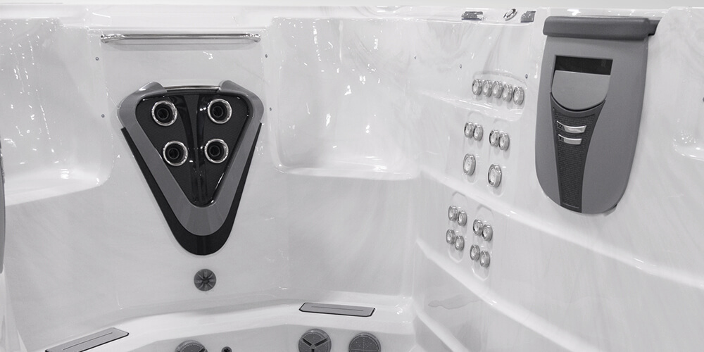 Vue de l'intérieur d'un spa de nage H2X Fitness sans eau, mettant l'accent sur les jets.
