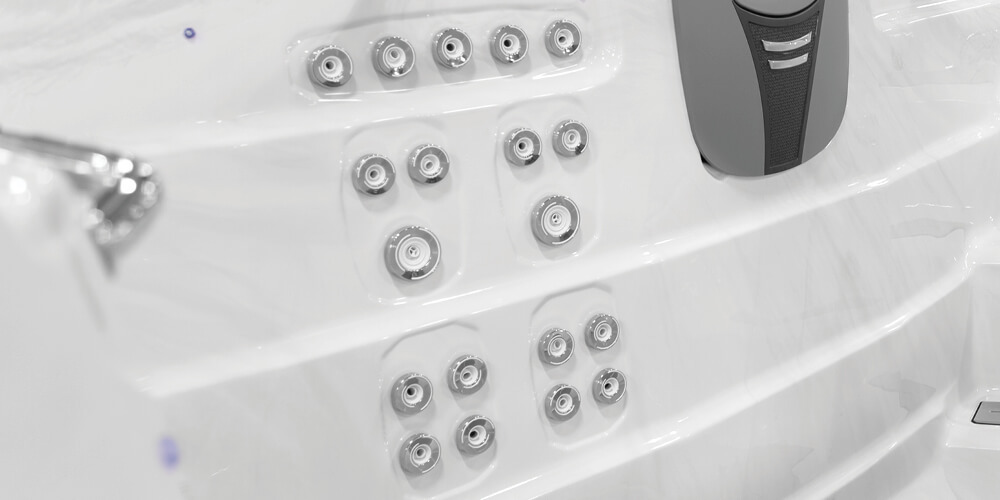 Vue de l'intérieur d'un spa de nage H2X Fitness sans eau, mettant l'accent sur les jets.