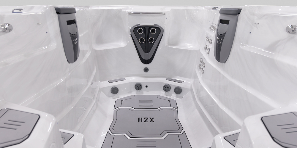 Vue de l'intérieur d'un spa de nage H2X Fitness sans eau, mettant l'accent sur les jets.