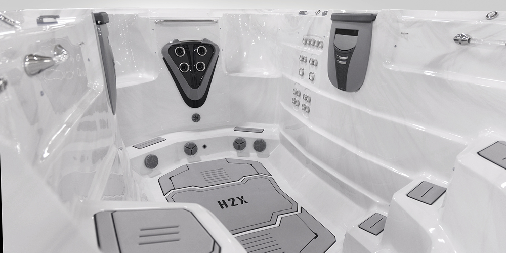 Vue de l'intérieur d'un spa de nage H2X Fitness sans eau, mettant l'accent sur les jets.