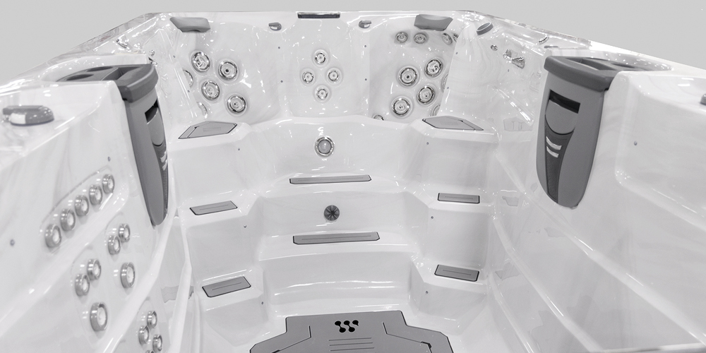 Vue de l'intérieur d'un spa de nage H2X Fitness sans eau, mettant l'accent sur les jets.