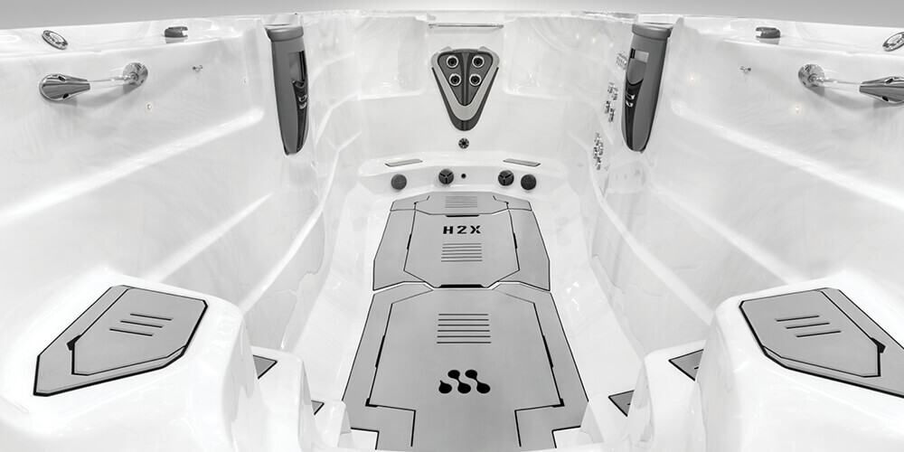 Système de revêtement de sol antidérapant et confortable dans un Swim Spa H2X à sec.