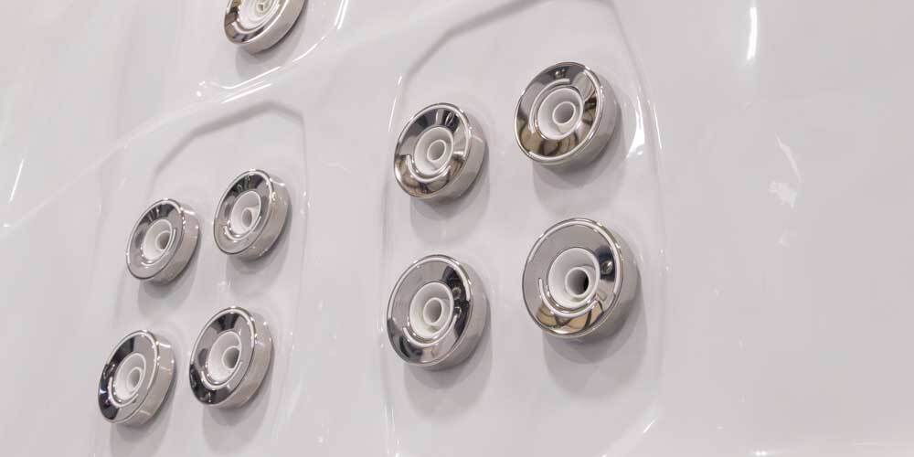 Jets thérapeutiques dans un spa de natation Trainer 12 H2X Fitness.