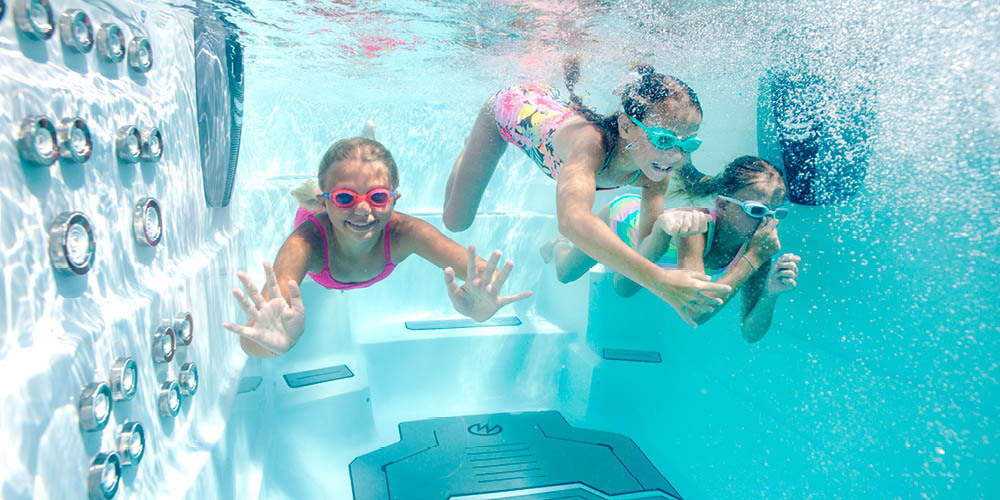 Photo sous-marine d'enfants profitant d'un spa de nage.