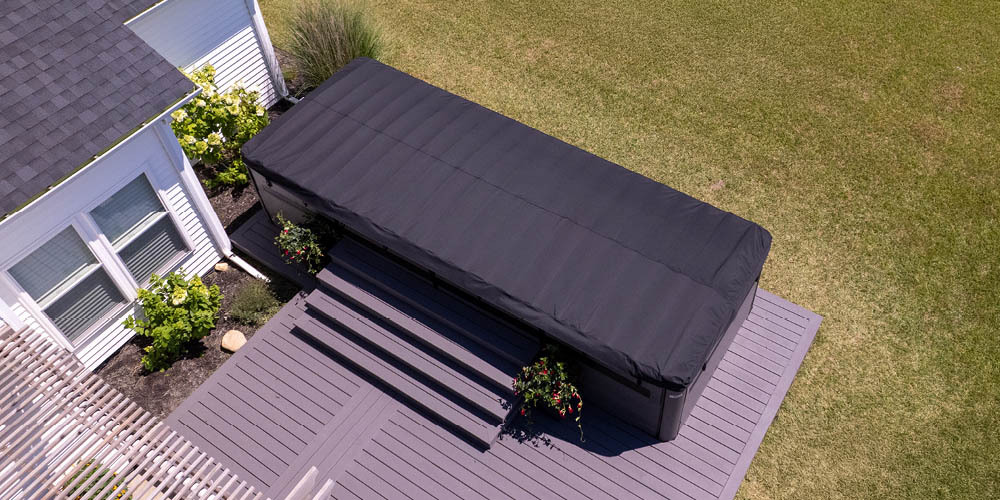 Vue prise par drone d'un spa de nage avec son couvercle en place.