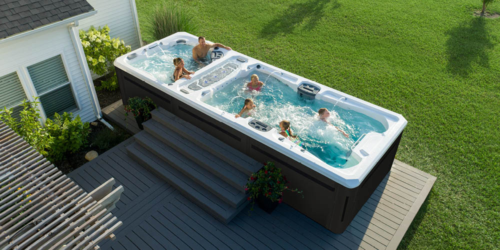 Vue prise par drone d'un spa de nage installé sur une terrasse.